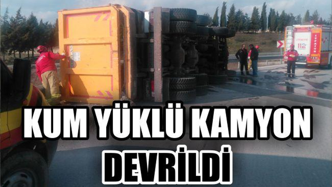 KUM YÜKLÜ KAMYON DEVRİLDİ