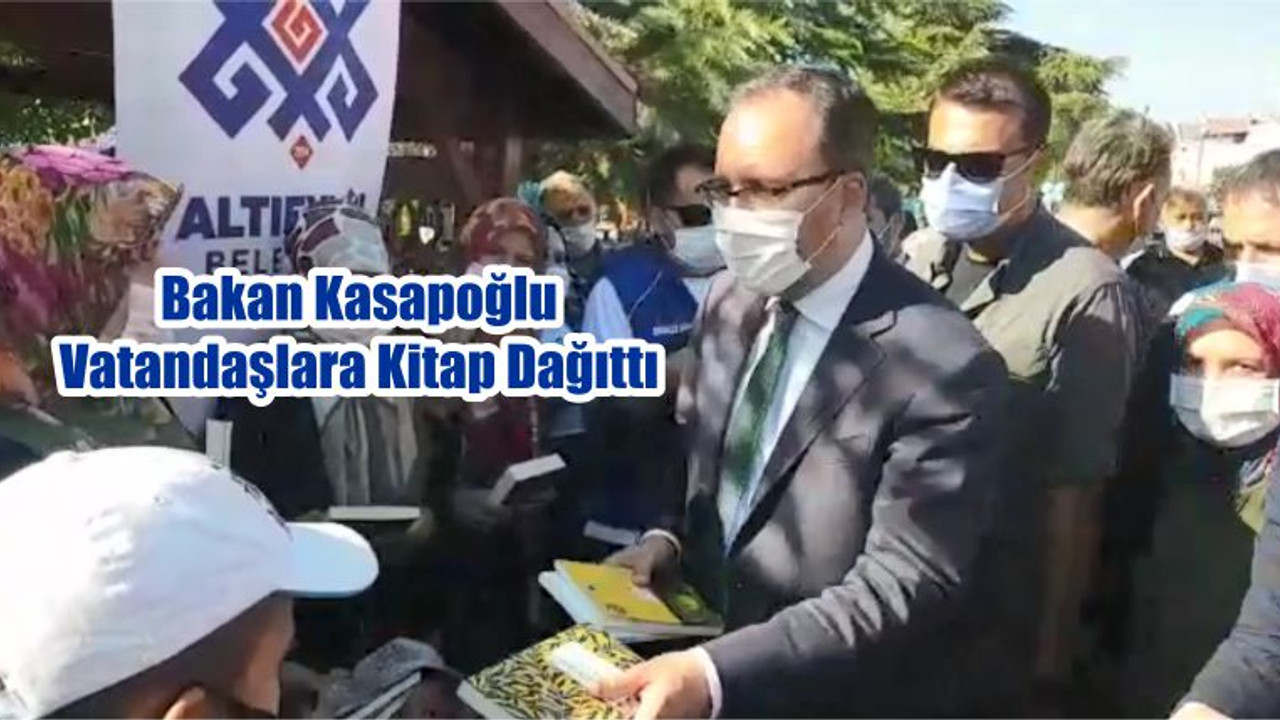 Gençlik ve Spor Bakanı Mehmet Muharrem Kasapoğlu Balıkesir'de Vatandaşlara Kitap Dağıttı