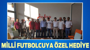 MİLLİ FUTBOLCUYA ÖZEL HEDİYE