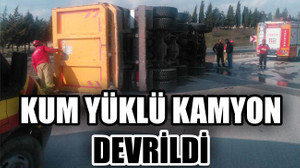 KUM YÜKLÜ KAMYON DEVRİLDİ