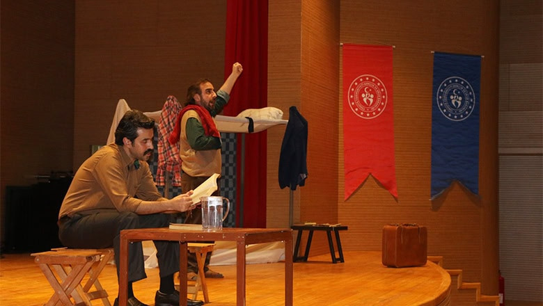 Bin Yıl" Adlı Tiyatro Oyunu Bandırma'da Sahnelendi